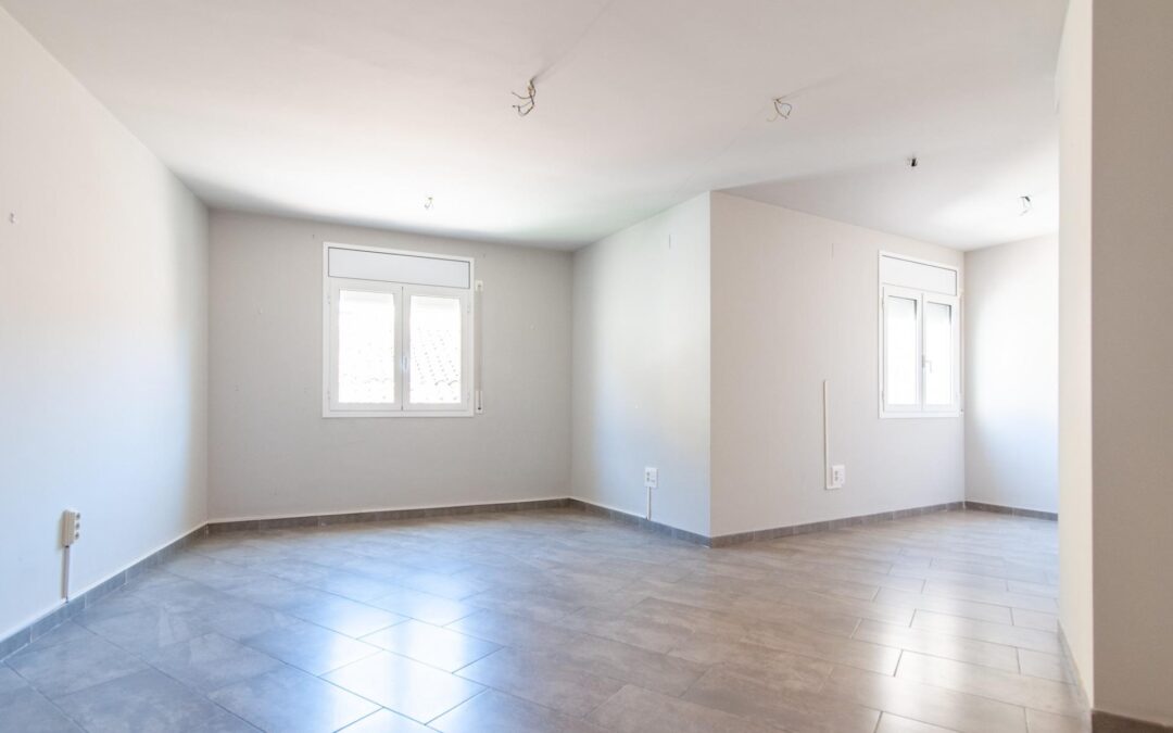 Oficina con luz natural y privacidad