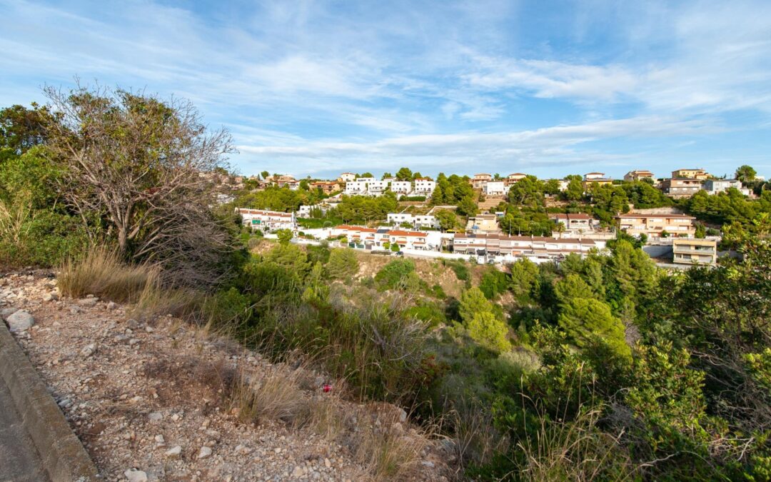 Terreno en venta con vistas al mar y la montaña – Segur de Calafell