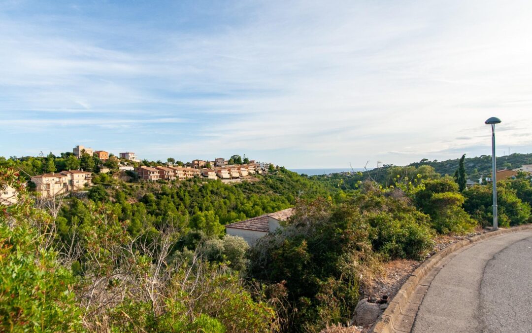 Terreno en venta con vistas al mar y la montaña – Segur de Calafell