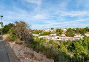 Terreno en venta con vistas al mar y la montaña – Segur de Calafell