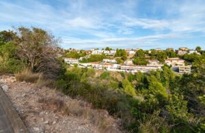 Terreno en venta con vistas al mar y la montaña – Segur de Calafell