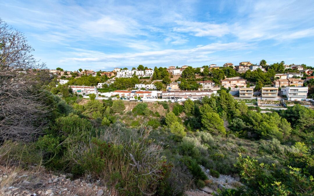 Terreno en venta con vistas al mar y la montaña – Segur de Calafell