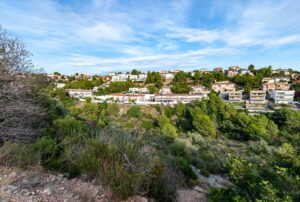 Terreno en venta con vistas al mar y la montaña – Segur de Calafell