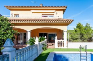 Casa independiente con piscina privada y gran terreno