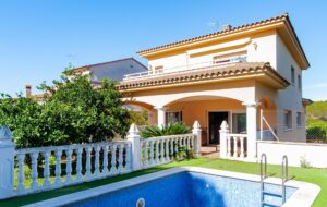 Casa independiente con piscina privada y gran terreno