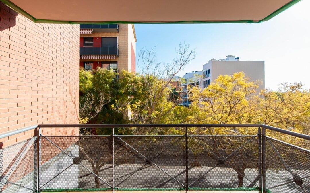 Piso amplio con dos terrazas, luminoso con piscina comunitaria y parking