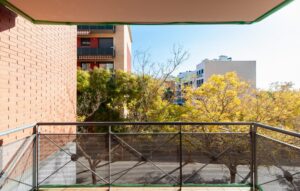 Piso amplio con dos terrazas, luminoso con piscina comunitaria y parking