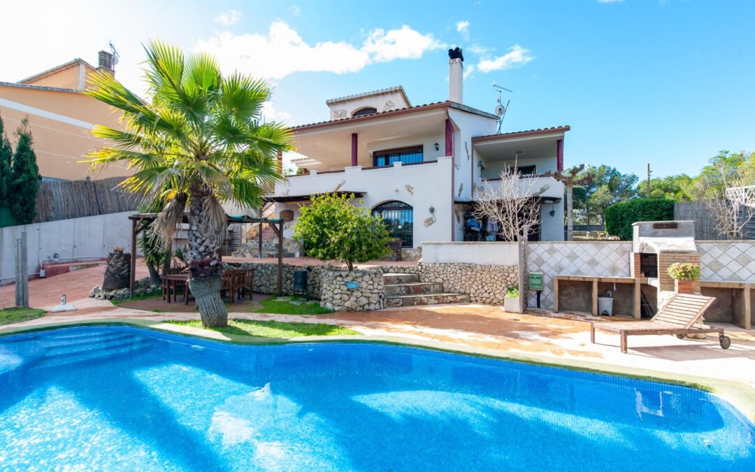 Casa unifamiliar a cuatro vientos con jardín y piscina