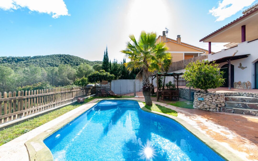 Casa unifamiliar a cuatro vientos con jardín y piscina