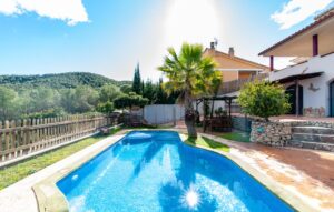Casa unifamiliar a cuatro vientos con jardín y piscina