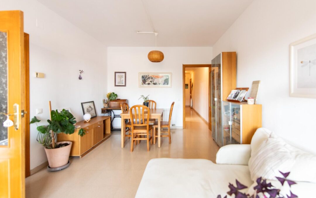 Piso luminoso con piscina comunitaria y parking