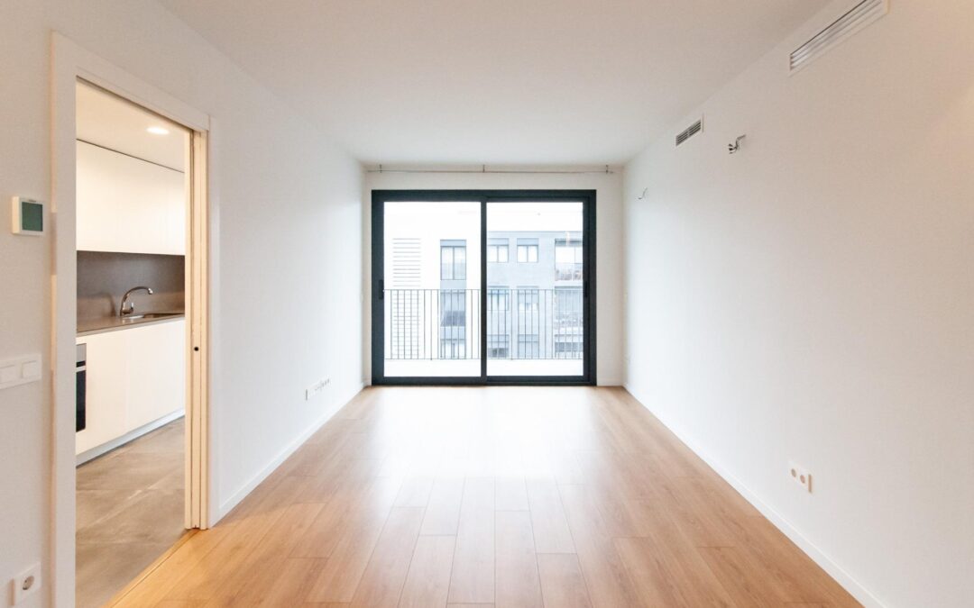 Vivienda de obra nueva con balcón, parking y piscina comunitaria