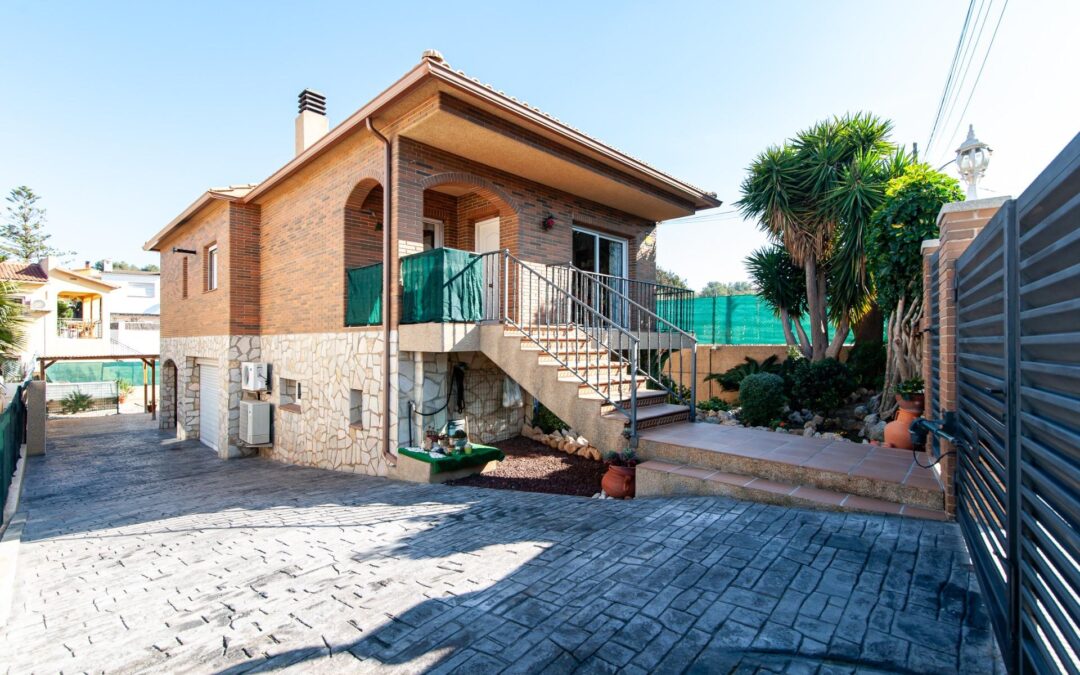 Casa a cuatro vientos con jardín y piscina cerca de la costa