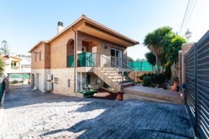 Casa a cuatro vientos con jardín y piscina cerca de la costa