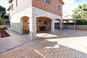 Casa a cuatro vientos con jardín y piscina cerca de la costa