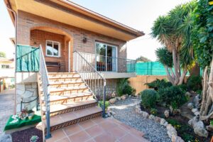 Casa a cuatro vientos con jardín y piscina cerca de la costa