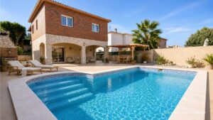 Casa a cuatro vientos con jardín y piscina cerca de la costa