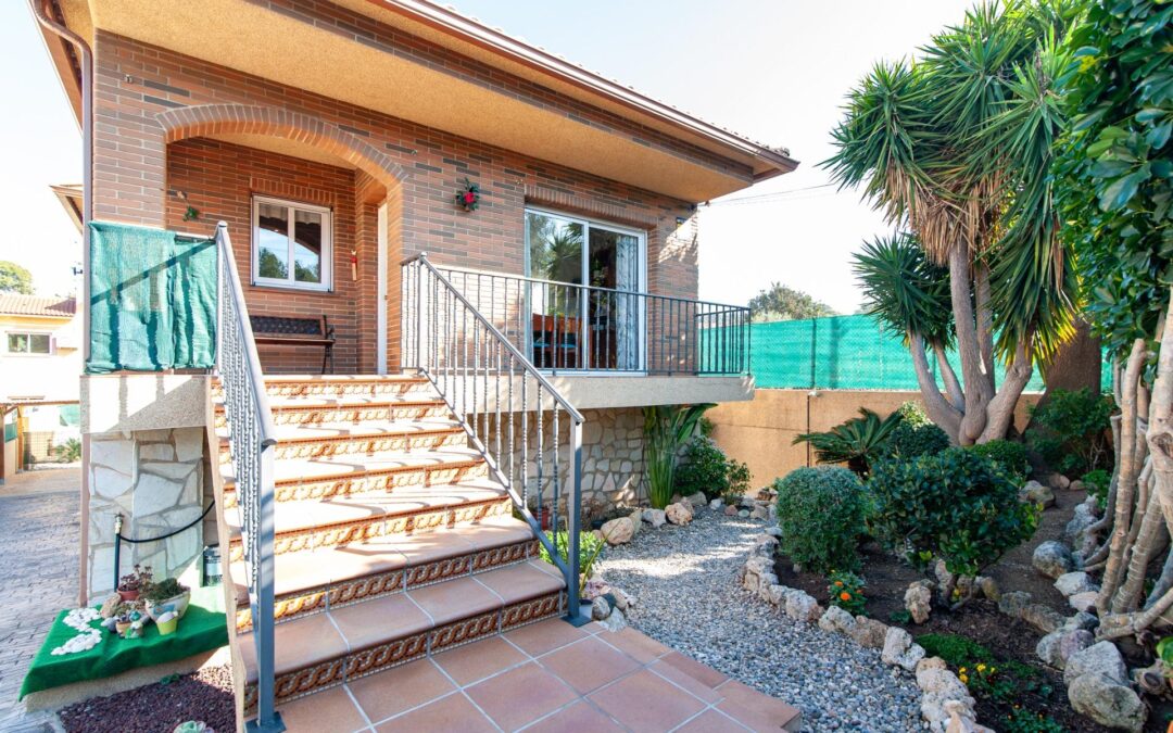 Casa a cuatro vientos con jardín y piscina cerca de la costa