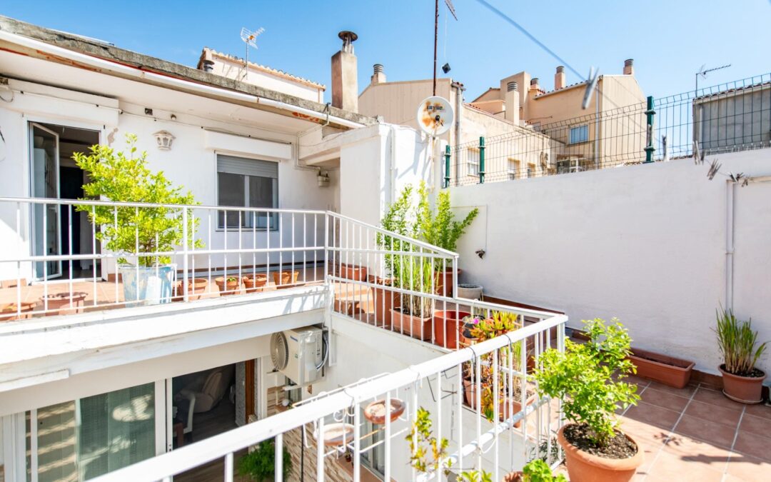 Casa con gran patio, garaje y múltiples espacios