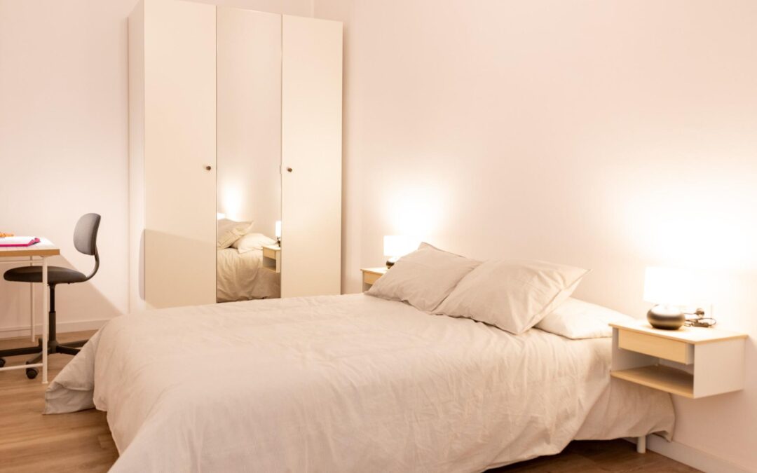 Habitación acogedora con cama doble en piso femenino – Calle Casp