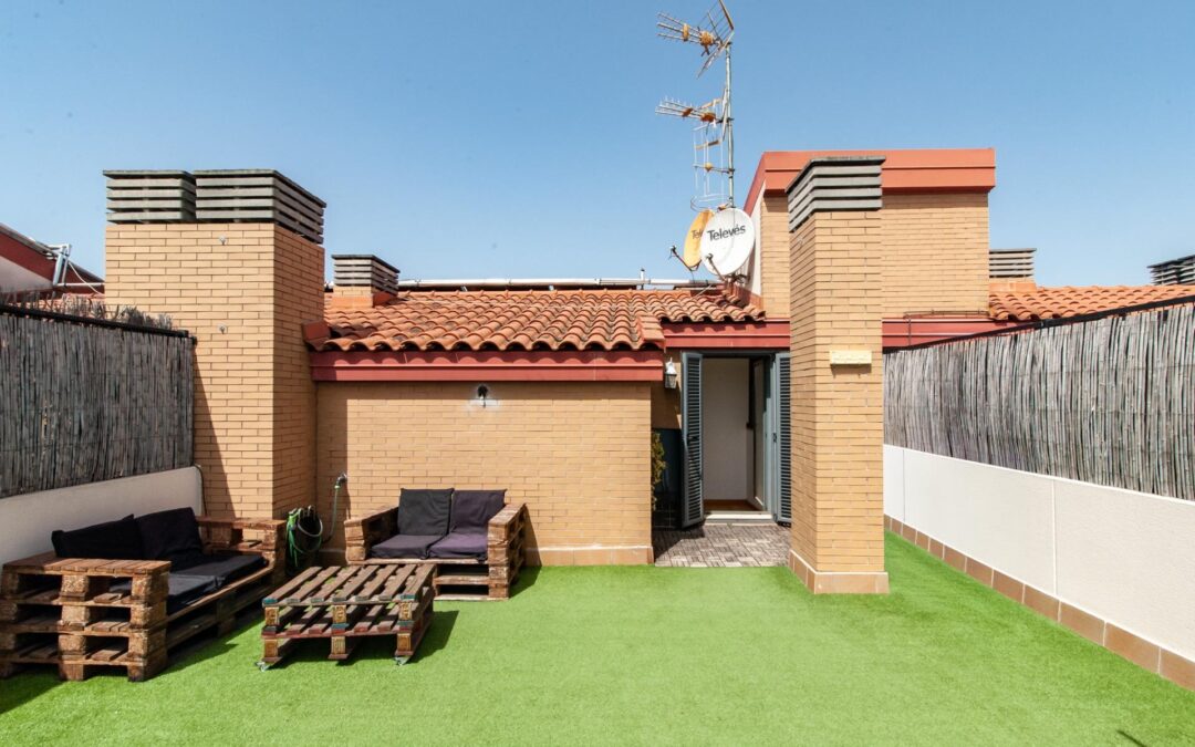 Ático dúplex con espectacular terraza y vistas a Montserrat · La Girada