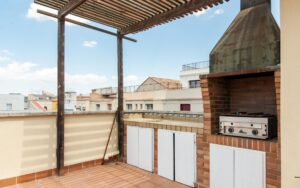 Ático dúplex con gran terraza, piscina comunitaria y múltiples espacios en el centro