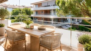 Vivienda con terraza, vistas a piscina y a pocos metros de la playa