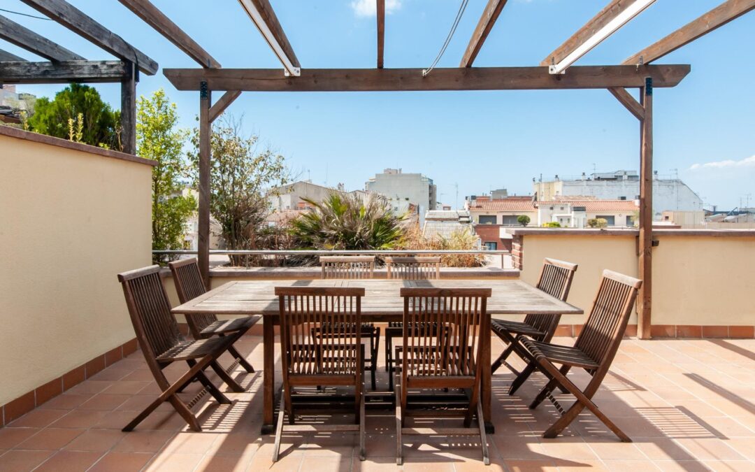 Ático dúplex con gran terraza, piscina comunitaria y múltiples espacios en el centro