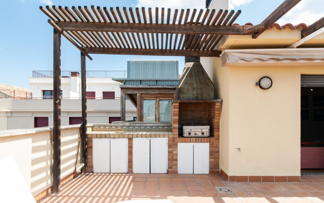 Ático dúplex con gran terraza, piscina comunitaria y múltiples espacios en el centro