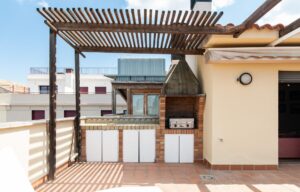 Ático dúplex con gran terraza, piscina comunitaria y múltiples espacios en el centro