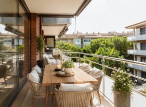 Vivienda con terraza, vistas a piscina y confort premium en Gavà