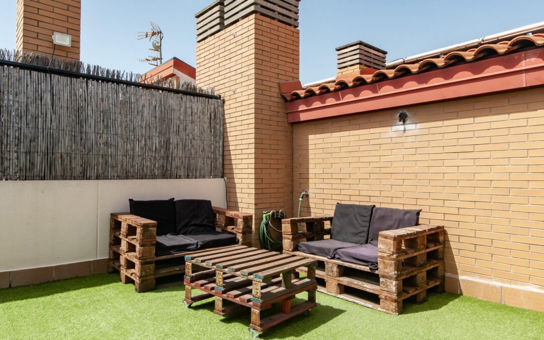 Ático dúplex con espectacular terraza y vistas a Montserrat · La Girada