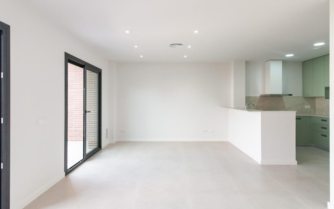 Piso de obra nueva con balcón y espacios llenos de luz