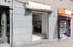 Local comercial en venta frente al metro de El Carmel